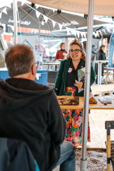 Die Moderatorin Ninia LaGrande informiert sich an einem Stand. Foto: Florian Skupin