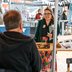 Vorschau: Die Moderatorin Ninia LaGrande informiert sich an einem Stand. Foto: Florian Skupin