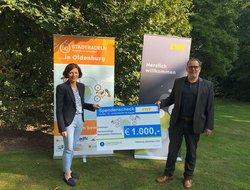 Marion Rövekamp überreicht einen Spendenscheck an Gerhard Wessels von den Gemeinnützigen Werkstätten. Foto: EWE AG Marion Rövekamp überreicht einen Spendenscheck an Gerhard Wessels von den Gemeinnützigen Werkstätten. Foto: EWE AG
