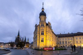 Blick auf das Schloss mit dem Banner „World Press Photo". Foto: Andreas Burmann