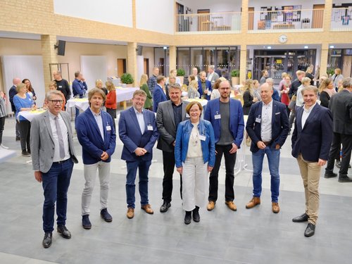 Oberbürgermeister Jürgen Krogmann (rechts), Dezernentin Dagmar Sachse (vorne) und Schulamtsleiter Matthias Welp (links) im Dialog mit den Schulformsprechern (von links) Sascha Schubert (Förderschulen), Diedrich Ahlfeld (Berufsschulen), Sven Winkler (Oberschulen), Jens Kazmirek (Integrierte Gesamtschulen) und Frank Marschhausen (Gymnasien). Foto: Sascha Stüber