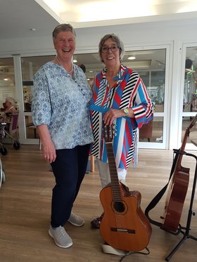 Sybille Gimon und Gerda Brüning im Einsatz in einem Seniorenheim. Foto: Stadt Oldenburg