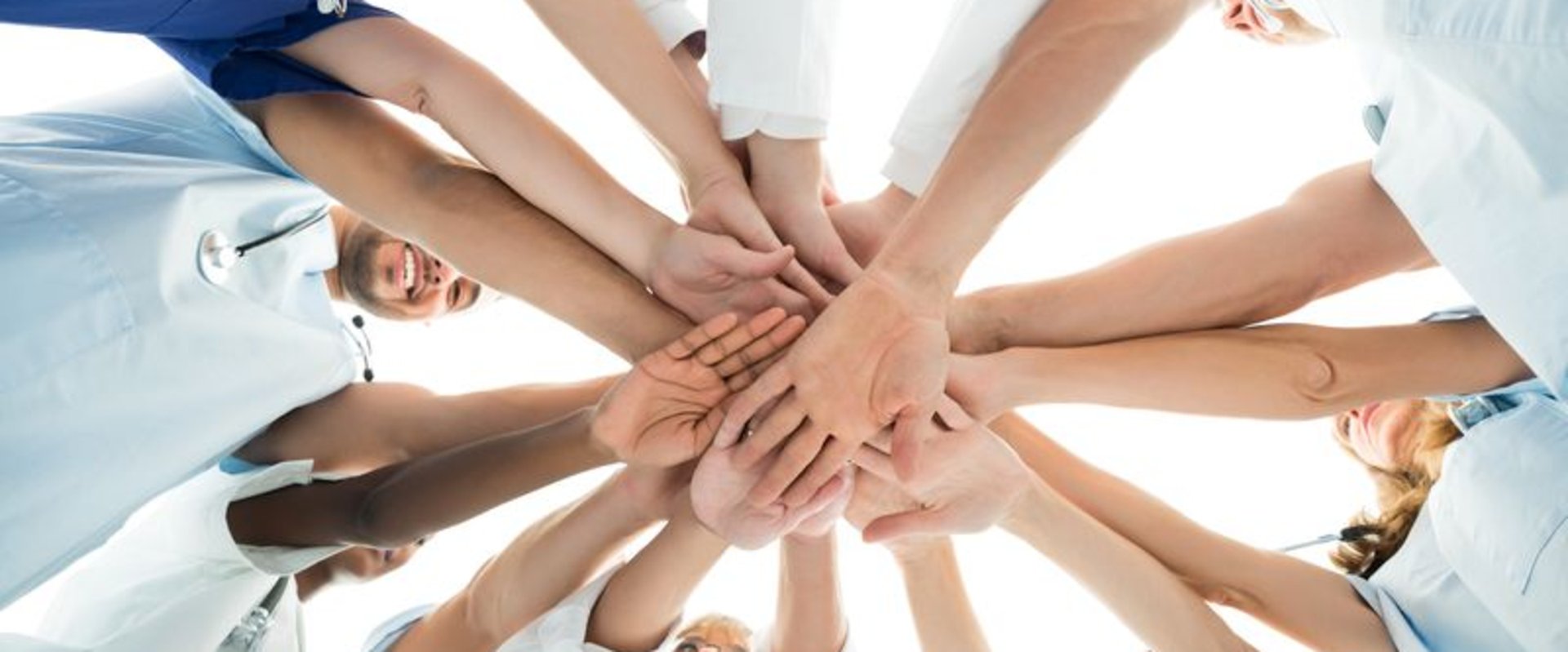 Viele Hände. Foto: Andrey Popov/Fotolia