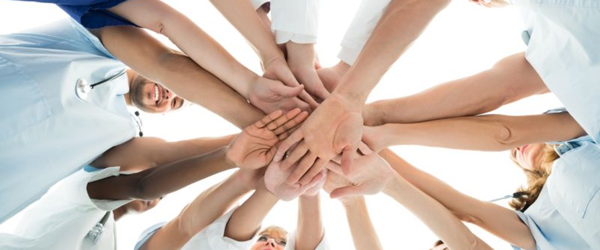 Viele Hände. Foto: Andrey Popov/Fotolia