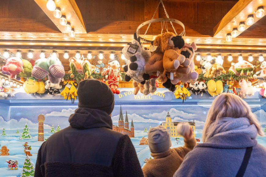 Das Schneeballwerfen auf dem Lamberti-Markt 2024. Foto: Sascha Stüber