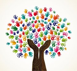 Ein Baum, dessen Blätter aus vielen bunten Kinderhandabdrücken besteht. Foto: cienpiesn/AdobeStock