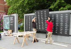 Die Gedenktafeln werden ausgetauscht. Foto: Stadt Oldenburg