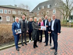 Stellten das Hotel-Projekt vor: (von rechts) Oberbürgermeister Jürgen Krogmann, Dr. Julia Figura, Dennis Poelmeyer, Claudia Kleine, Barbara Hackmann, Stefan Knipper, Wolfgang Hackmann und Ralph Wilken. Die Gebäude im Hintergrund am Standort Europaplatz/Straßburger Straße werden dafür weichen. Foto: Stadt Oldenburg