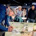Vorschau: Ein Herr notiert auf einen Zettel eine Antwort auf die Frage „Was sind (verborgene) Schätze? Foto: Hauke-Christian Dittrich