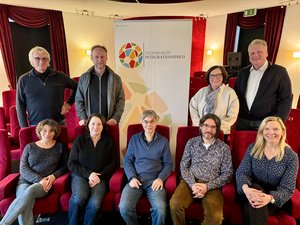 Die Jury (vorne, von links): Manal Mourad, Roma Schrell, Uwe Fischer, Michael-Gerjet Stahl und Aliz Müller. Hintere Reihe von links: Wilhelm Schwanken, Georg Heckel, Dagmar Sachse (Sozialdezernentin), Oliver Pundt. Foto: Stadt Oldenburg Die Jury des 15. Integrationspreises der Stadt Oldenburg hat sich beraten (vorne, von links): Manal Mourad (Integrationslotsin), Roma Schrell (Beraterin beim AWO Bezirksverband Weser Ems e.V.), Uwe Fischer (Kulturreferent Ev. Bildungshaus Rastede), Michael-Gerjet Stahl (Jüdische Gemeinde zu Oldenburg) und Aliz Müller (Integrationsbeauftragte der Stadt Oldenburg). Hintere Reihe von links: Wilhelm Schwanken (Spielefeuerwehr), Georg Heckel (Generalintendant Oldenburgisches Staatstheater), Dagmar Sachse (Sozialdezernentin), Oliver Pundt (Schulleiter Berufsbildende Schulen Wechloy). Foto: Stadt Oldenburg