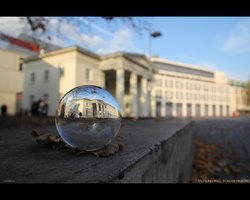 Oldenburger Schlosswache durch Glaskugel. Foto: Hergen Weyrich