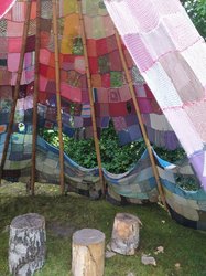 Große Löcher klaffen im Strick-Tipi bei der Gemeinwesenarbeit Bloherfelde, das Unbekannte mutwillig zerstört haben. Foto: Stadt Oldenburg
