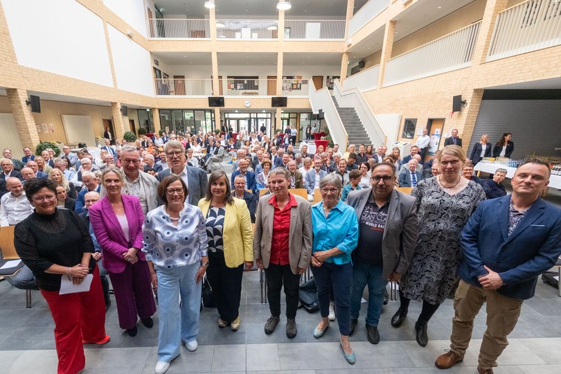 Gebührender Abschied: Dagmar Sachse (vorne, 3. von links) freute sich über viele wertschätzende Worte dieser Rednerinnen und Redner. Foto: Sascha Stüber