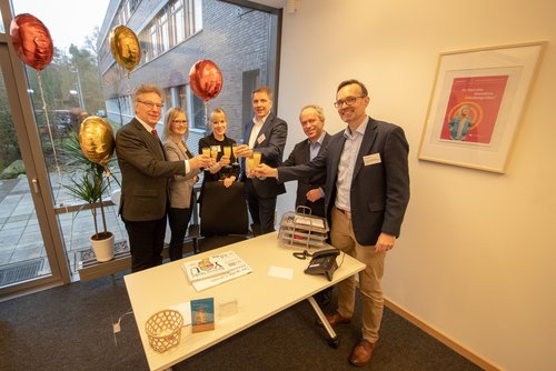 Eröffneten das Büro der Wirtschaftsförderung im TGO (von links): TGO-Aufsichtsratsvorsitzender Bernhard Ellberg, Patricia Baasch und Kathrin Siemer (Mitarbeiterinnen der Wirtschaftsförderung), Oberbürgermeister Jürgen Krogmann, Ralph Wilken (Leiter der Wirtschaftsförderung) sowie TGO-Geschäftsführer Jürgen Bath. Foto: Sascha Stüber.