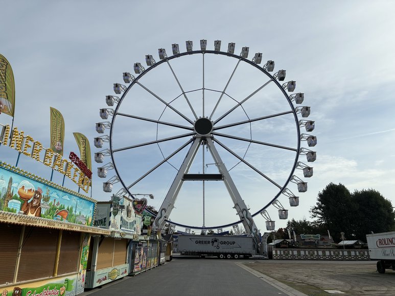 Das Riesenrad „Mein Rad“ beim Aufbau am 28. September 2026. Foto: Stadt Oldenburg