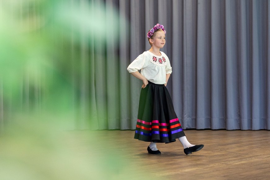 Ein Mädchen auf der Bühne. Foto: Sascha Stüber