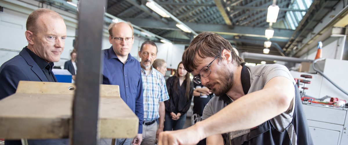 GWO-Schichtwechsler Marcel K. zeigt Jan Bembennek und Teilnehmenden von der Stadt Oldenburg die Metall-Werkstatt. Foto: Nika Kramer/GWO