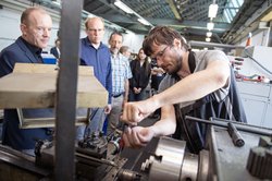 GWO-Schichtwechsler Marcel K. zeigt Jan Bembennek und Teilnehmenden von der Stadt Oldenburg die Metall-Werkstatt. Foto: Nika Kramer/GWO