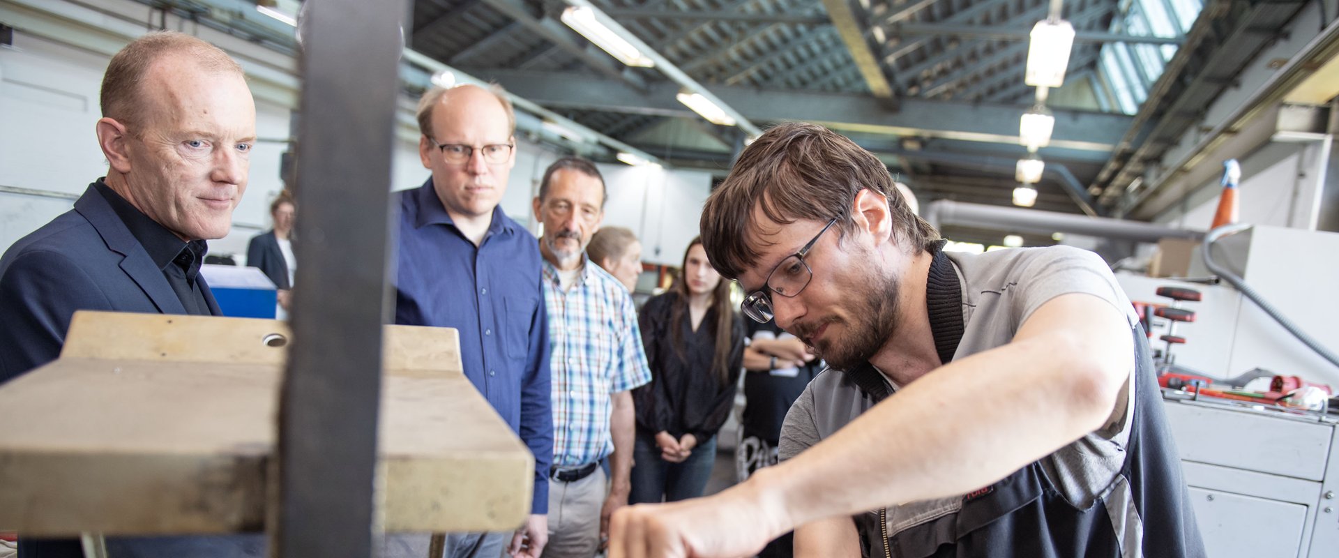 GWO-Schichtwechsler Marcel K. zeigt Jan Bembennek und Teilnehmenden von der Stadt Oldenburg die Metall-Werkstatt. Foto: Nika Kramer/GWO