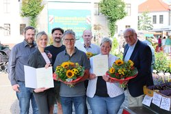Von links: Marktmeister Dennis Ostendorf, Marktdezernentin Dr. Julia Figura, Finn Brouwer-Gienapp (Vorstand Verein Oldenburger Marktkaufleute e.V.), Peter Kluin, Wilfried Müller, Corinna Schubert, Michael Lorenz (Bürger- und Ordnungsamt). Foto: Stüber