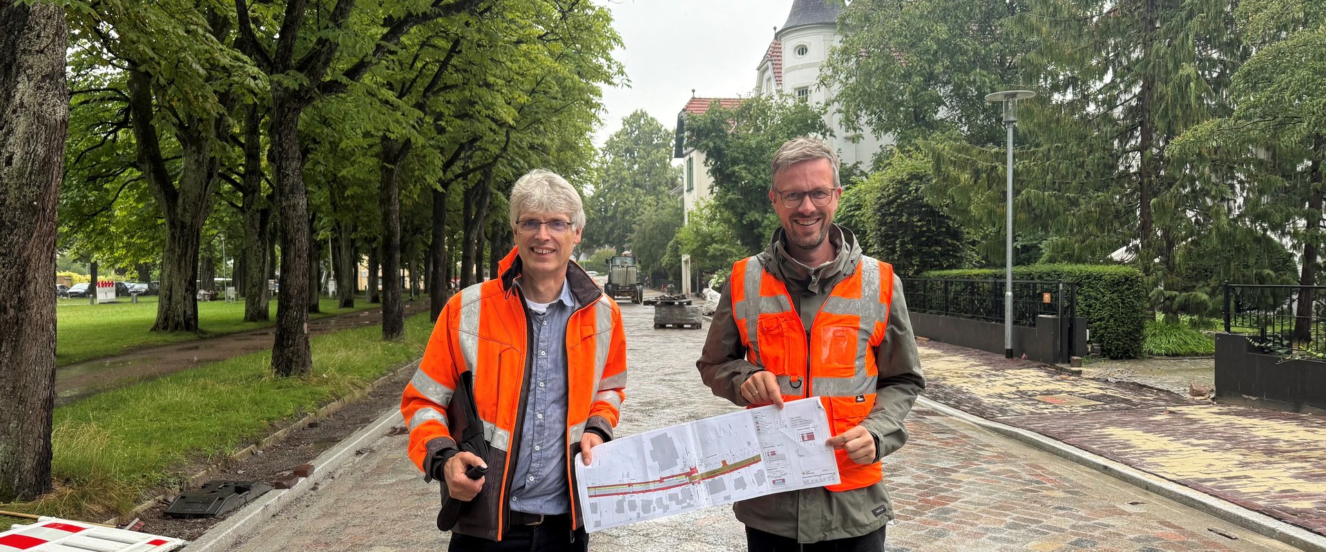 Freuen sich über den ersten erreichten Meilenstein beim Ausbau der Hindenburgstraße (von links): Stephan Baumann (Bereichsleiter Straßenneubau) und Jan Bernath (Leiter Fachdienst Tiefbau der Stadt Oldenburg). Foto: Stadt Oldenburg