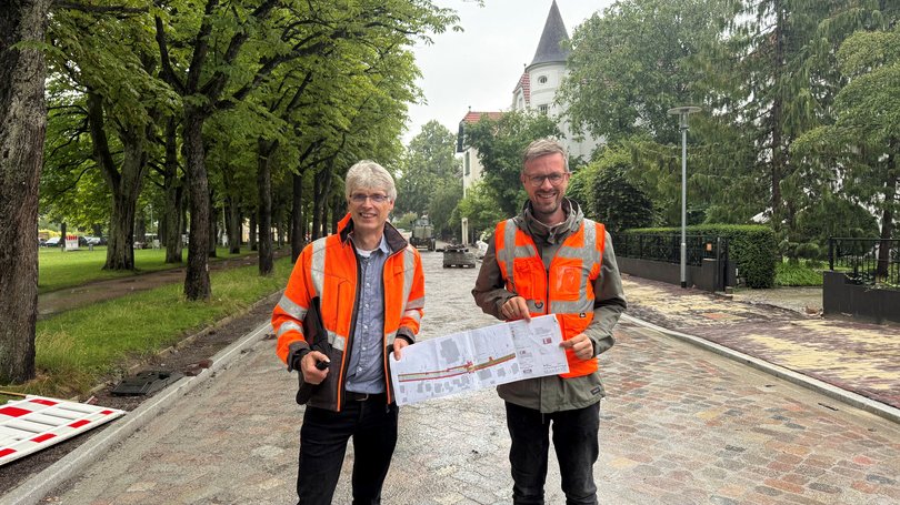 Freuen sich über den ersten erreichten Meilenstein beim Ausbau der Hindenburgstraße (von links): Stephan Baumann (Bereichsleiter Straßenneubau) und Jan Bernath (Leiter Fachdienst Tiefbau der Stadt Oldenburg). Foto: Stadt Oldenburg