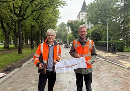 Freuen sich über den ersten erreichten Meilenstein beim Ausbau der Hindenburgstraße (von links): Stephan Baumann (Bereichsleiter Straßenneubau) und Jan Bernath (Leiter Fachdienst Tiefbau der Stadt Oldenburg). Foto: Stadt Oldenburg