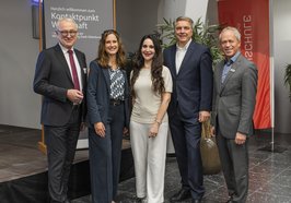 40. Kontaktpunkt Wirtschaft der Stadt Oldenburg (von links): Prof. Dr. Manfred Weisensee (Präsident der Jade Hochschule), Organisatorin Johanna Lipski vom Fachdienst Standortmarketing, Referentin Prof. Dr. Anabel Ternès von Hattburg, Oberbürgermeister Jürgen Krogmann und Ralph Wilken (Leiter der Wirtschaftsförderung Stadt Oldenburg). Foto: Imke Folkerts
