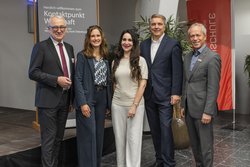Das Organisatorenteam des 40. Kontaktpunkt Wirtschaft. Foto: Imke Folkerts 40. Kontaktpunkt Wirtschaft der Stadt Oldenburg (von links): Prof. Dr. Manfred Weisensee (Präsident der Jade Hochschule), Organisatorin Johanna Lipski vom Fachdienst Standortmarketing, Referentin Prof. Dr. Anabel Ternès von Hattburg, Oberbürgermeister Jürgen Krogmann und Ralph Wilken (Leiter der Wirtschaftsförderung Stadt Oldenburg). Foto: Imke Folkerts