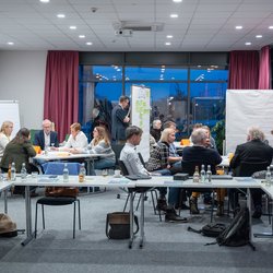 Menschen beim Regionsworkshop. Foto: plan zwei