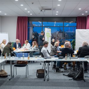 Menschen beim Regionsworkshop. Foto: plan zwei