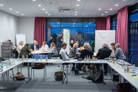 Menschen beim Regionsworkshop. Foto: plan zwei