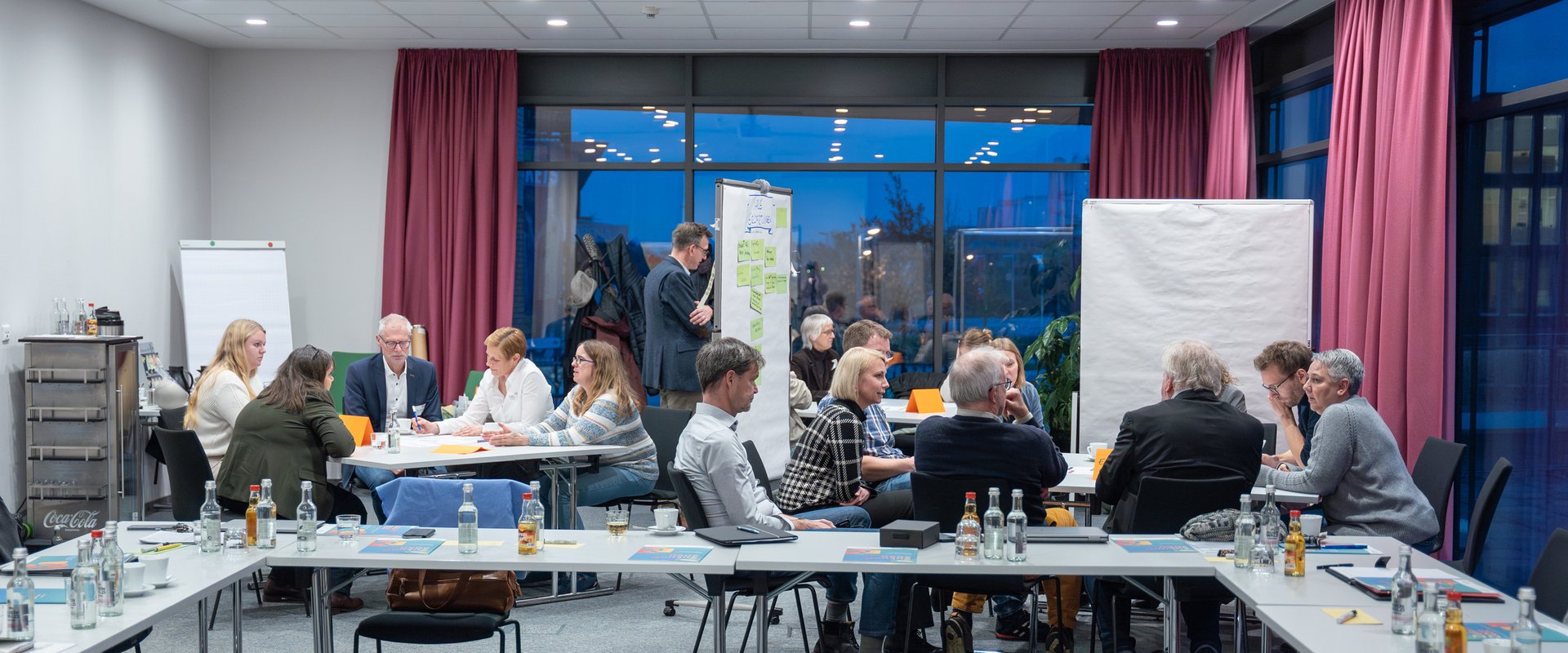 Menschen beim Regionsworkshop. Foto: plan zwei