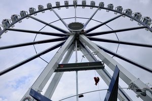 Übung der Höhenretter am Riesenrad vor der Eröffnung des Kramermarkts 2026. Foto: Sascha Stüber
