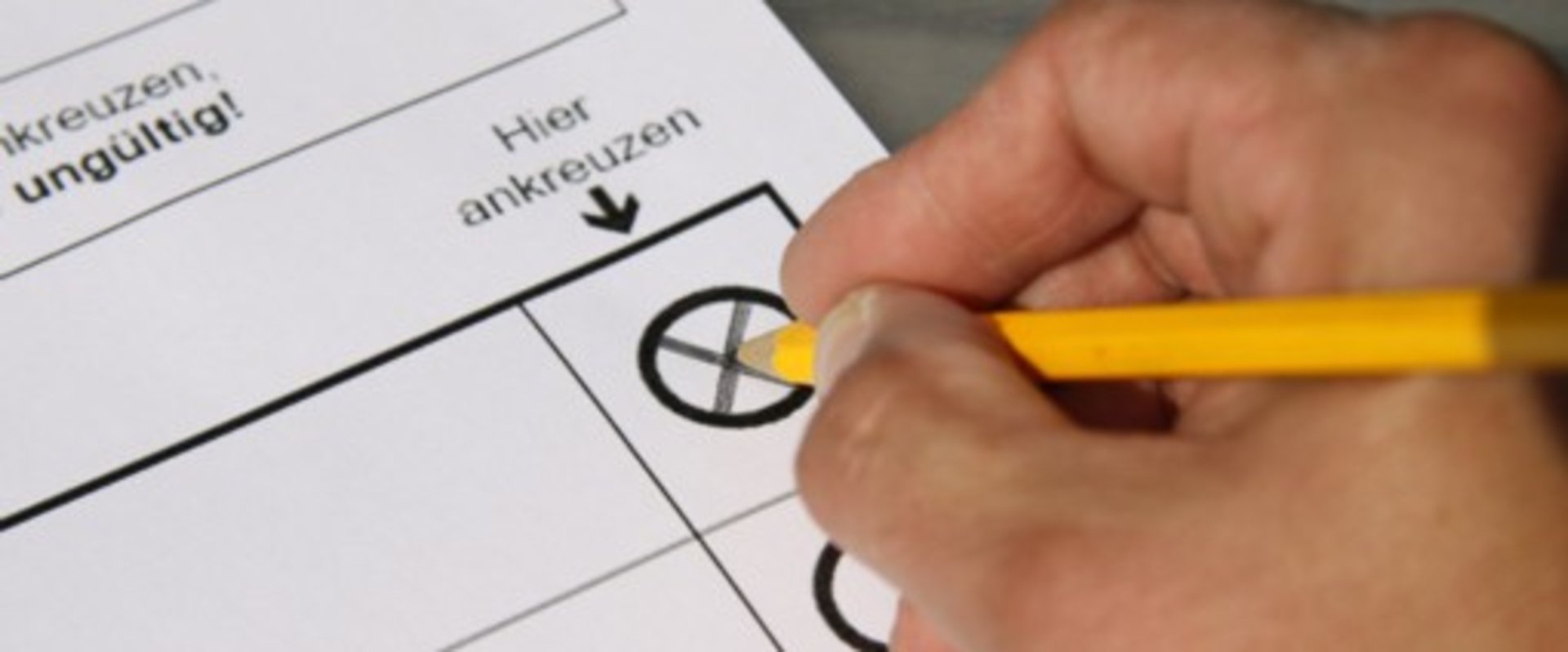 Wahlenschein wird angekreuzt. Foto: Thomas Siepmann/pixelio