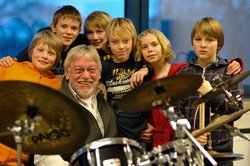 Youngster-Band der Musikschule mit ihrem Lehrer Jörg Hinck. Foto: Musikschule.