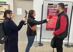 Filmen und Interviewfragen stellen am Universitätscampus in Cholet. Foto: Stadt Oldenburg