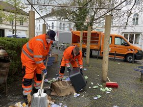 Straßenreiniger reinigen den Waffenplatz. Foto: Stadt Oldenburg Straßenreiniger reinigen den Waffenplatz. Foto: Stadt Oldenburg
