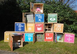 17 Holzboxen zu den Nachhaltigkeitszielen. Foto: Stadt Oldenburg