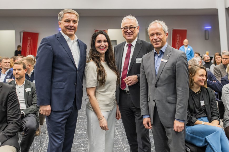 Imke Folkerts Oberbürgermeister Jürgen Krogmann, Referentin Prof. Dr. Anabel Ternès von Hattburg, Prof. Dr.-Ing. Manfred Weisensee (Präsident der Jade Hochschule) und Ralph Wilken (Amtsleiter der Wirtschaftsförderung). Foto: Imke Folkerts