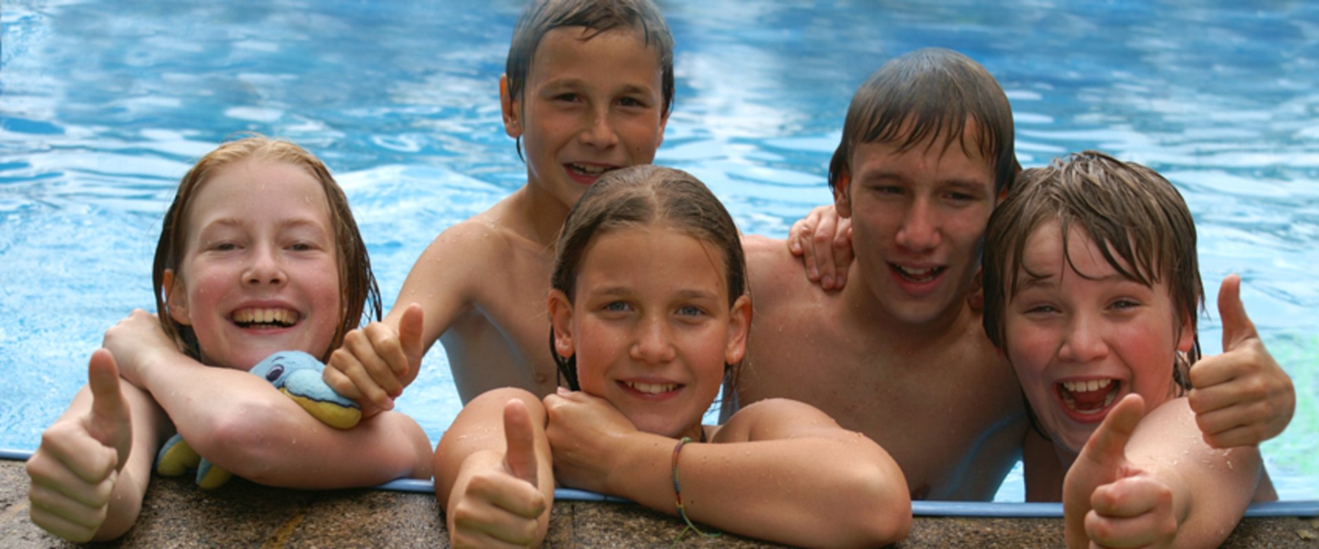 Schwimmer mit Daumen hoch. Foto: Stephanie Hofschläger