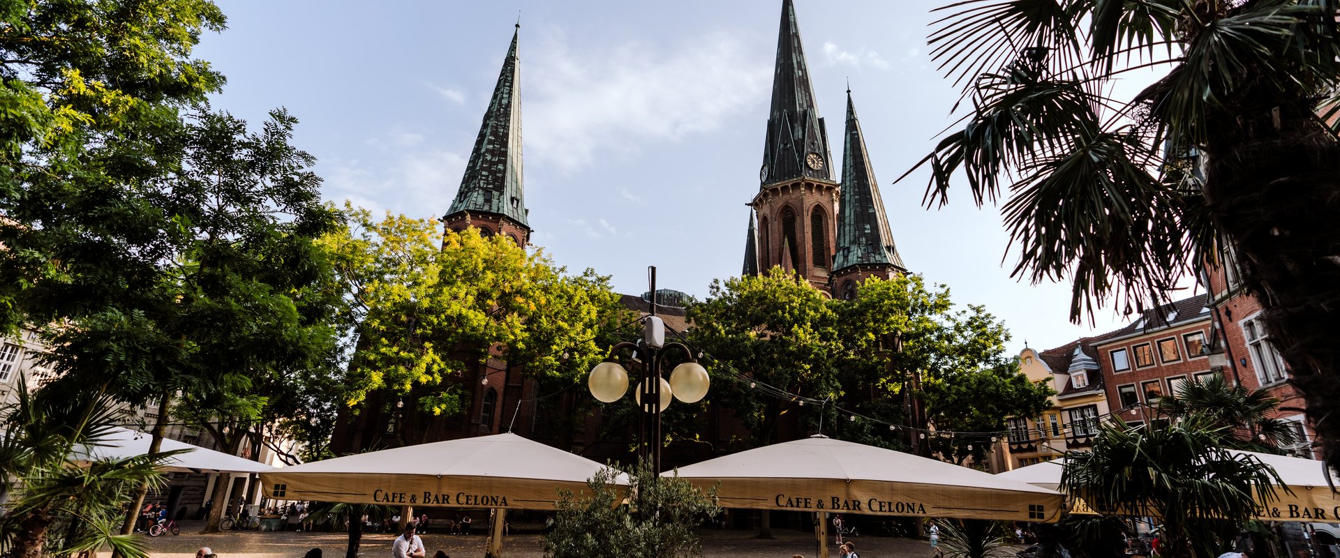 Rathausmarktplatz mit Gastronomie. Foto: Mittwollen und Gradetchliev