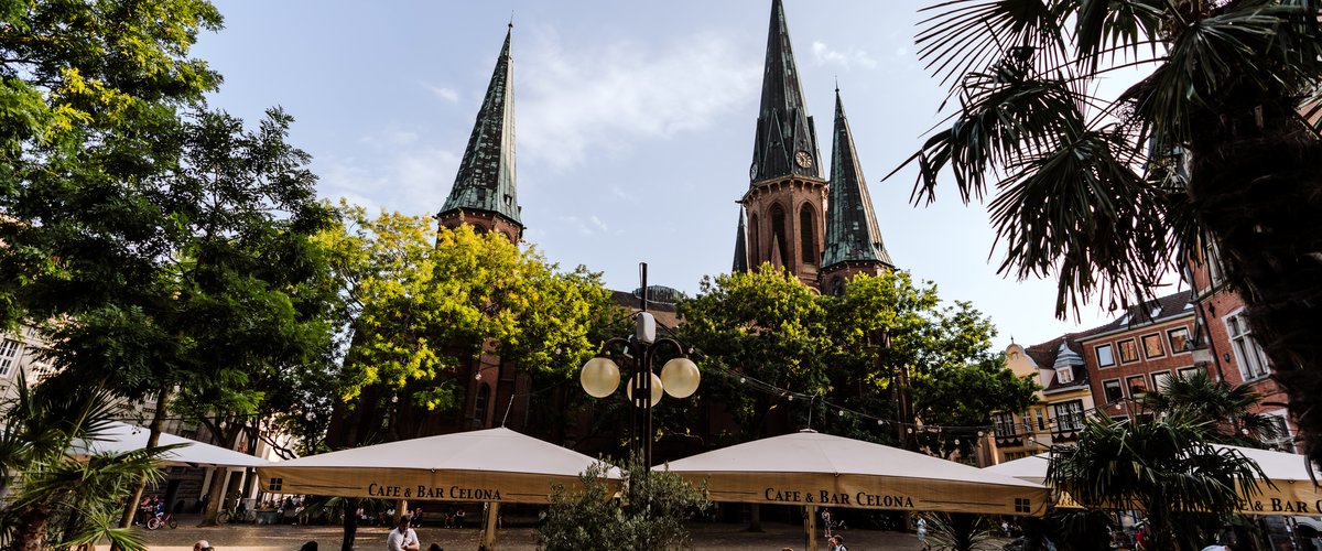 Rathausmarktplatz mit Gastronomie. Foto: Mittwollen und Gradetchliev