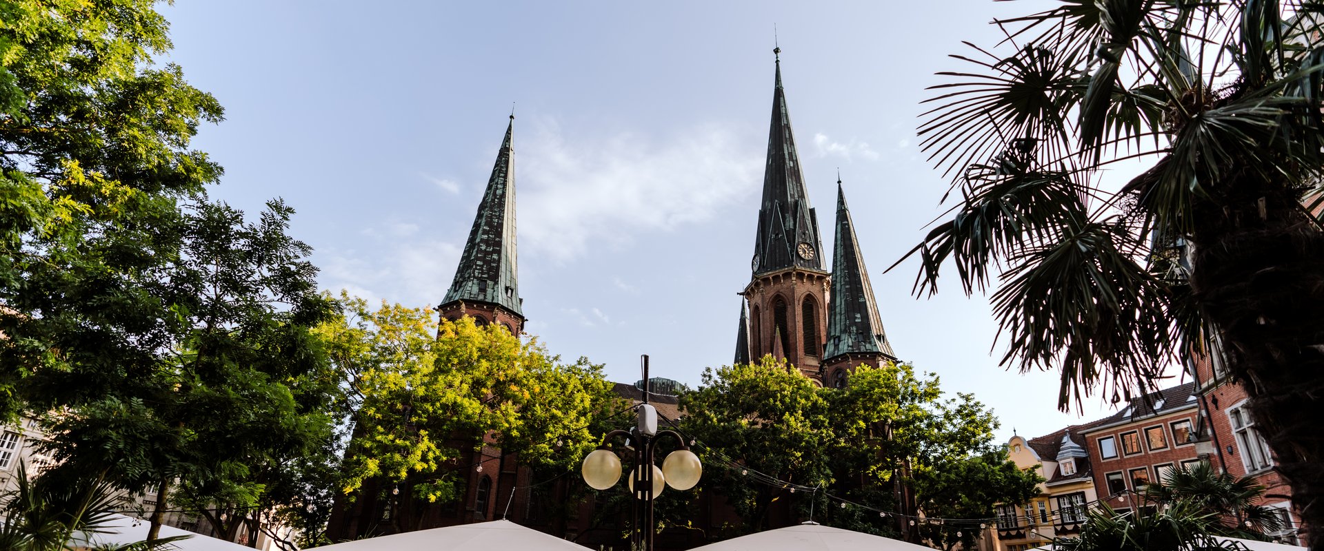 Rathausmarktplatz mit Gastronomie. Foto: Mittwollen und Gradetchliev