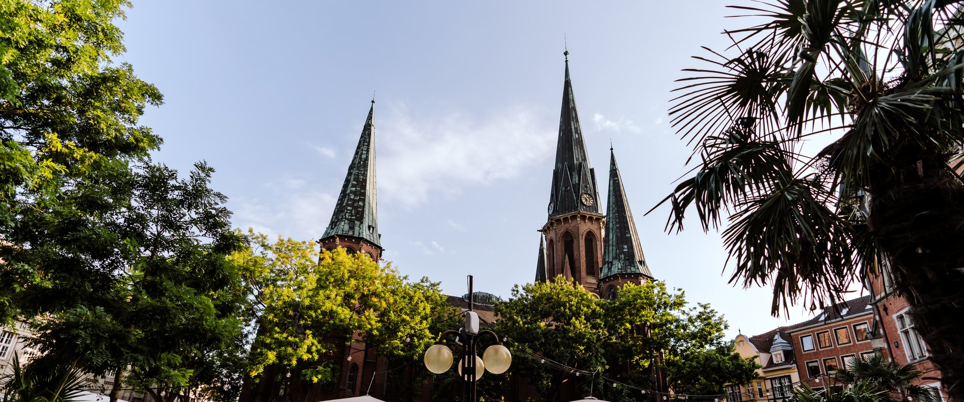 Rathausmarktplatz mit Gastronomie. Foto: Mittwollen und Gradetchliev