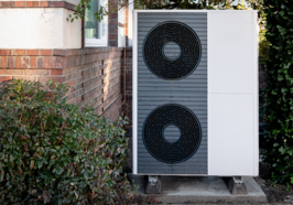 Das Bild zeigt eine doppelstöckige Wärmepumpe vor einem Altbau. Foto: Stadt Oldenburg