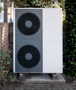 Das Bild zeigt eine doppelstöckige Wärmepumpe vor einem Altbau. Foto: Stadt Oldenburg