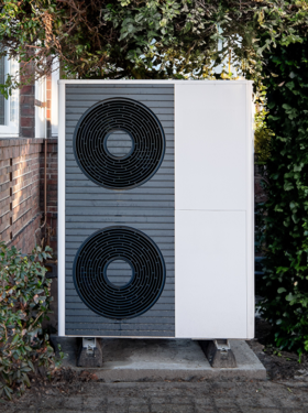 Das Bild zeigt eine doppelstöckige Wärmepumpe vor einem Altbau. Foto: Stadt Oldenburg Das Bild zeigt eine doppelstöckige Wärmepumpe vor einem Altbau. Foto: Stadt Oldenburg