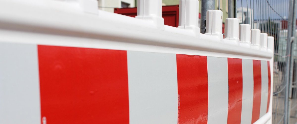 Absperrung vor einer Baustelle. Foto: Patrick Sommer/Pixabay