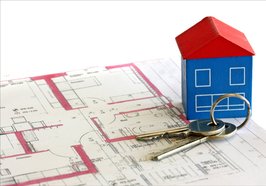 Grundriss mit Schlüsseln und einem Haus aus Bauklötzen. Foto: birgitH/pixelio.de